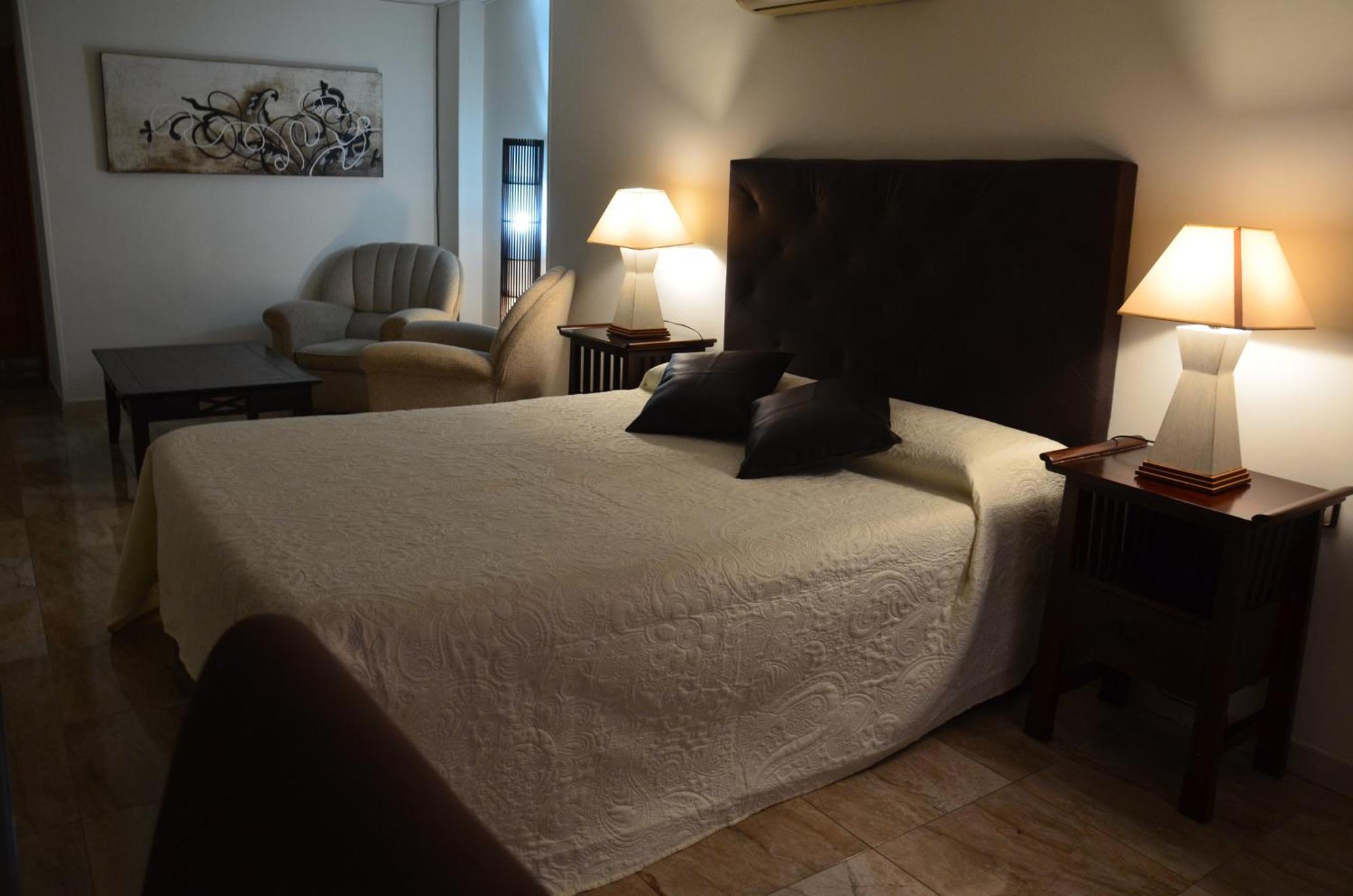 Hostal Mont Royal Alicante Esterno foto
